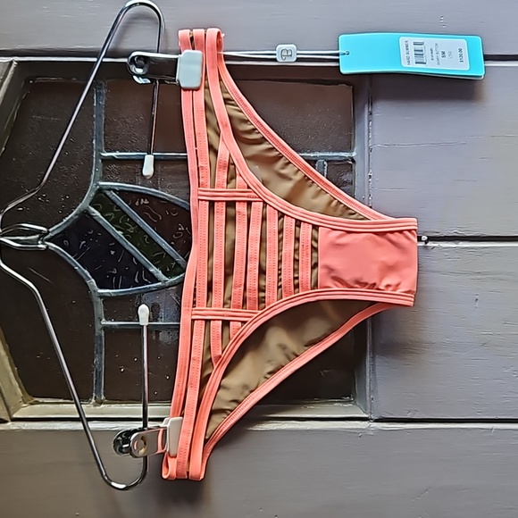 NWT Beach Bunny Hard Summer Skimpy Bottom - Picture 4 of 9